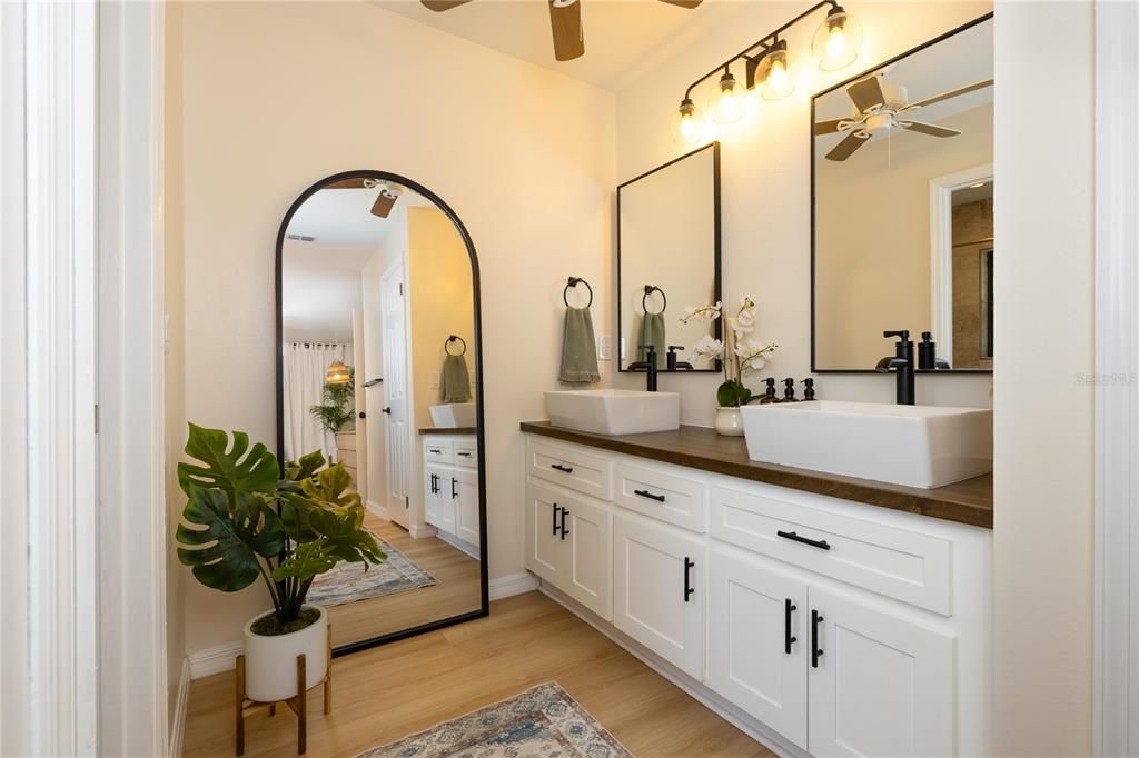 合同活跃: $549,000 (3 贝兹, 2 浴室, 1819 平方英尺)