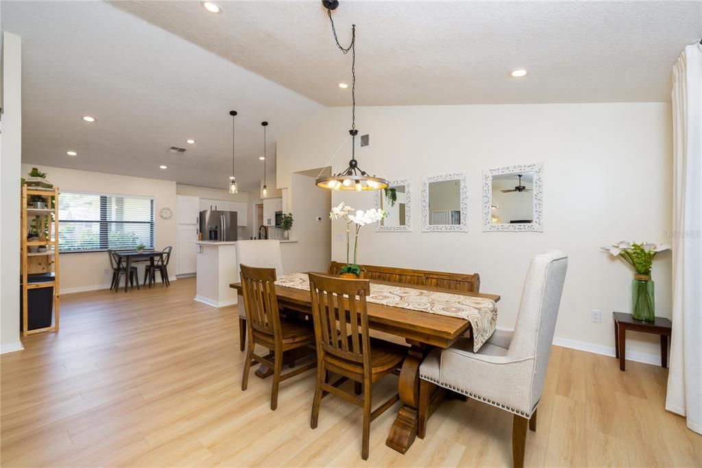 合同活跃: $549,000 (3 贝兹, 2 浴室, 1819 平方英尺)