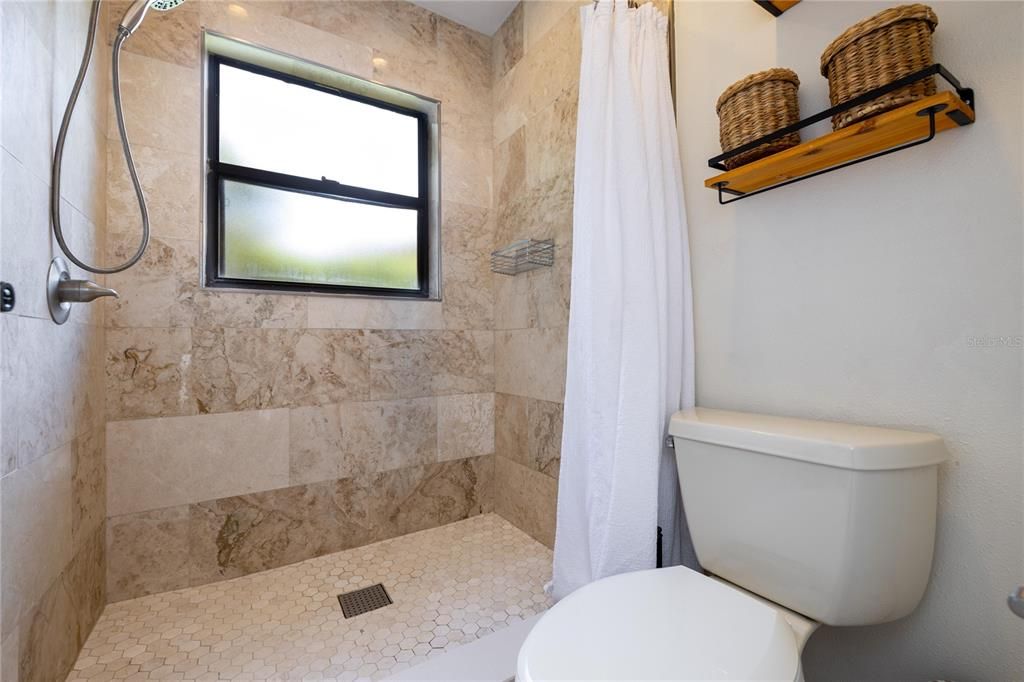 合同活跃: $549,000 (3 贝兹, 2 浴室, 1819 平方英尺)