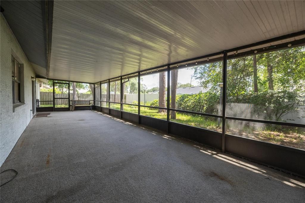 合同活跃: $549,000 (3 贝兹, 2 浴室, 1819 平方英尺)