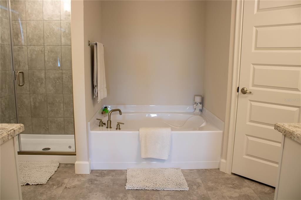 For Sale: $369,900 (4 beds, 3 baths, 2508 Square Feet)