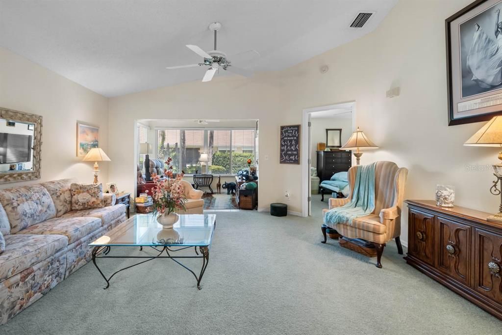 En Venta: $183,900 (2 camas, 2 baños, 1359 Pies cuadrados)