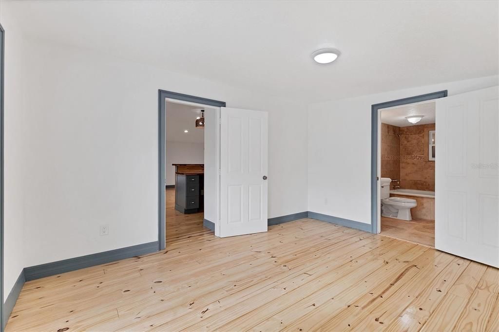 Active With Contract: $950,000 (1 beds, 1 baths, 696 Square Feet)