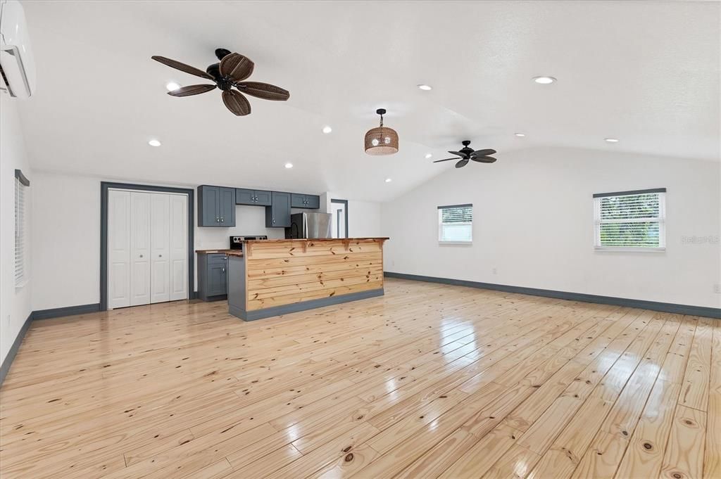 Active With Contract: $950,000 (1 beds, 1 baths, 696 Square Feet)