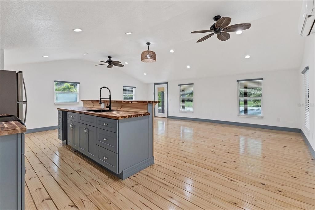 Active With Contract: $950,000 (1 beds, 1 baths, 696 Square Feet)