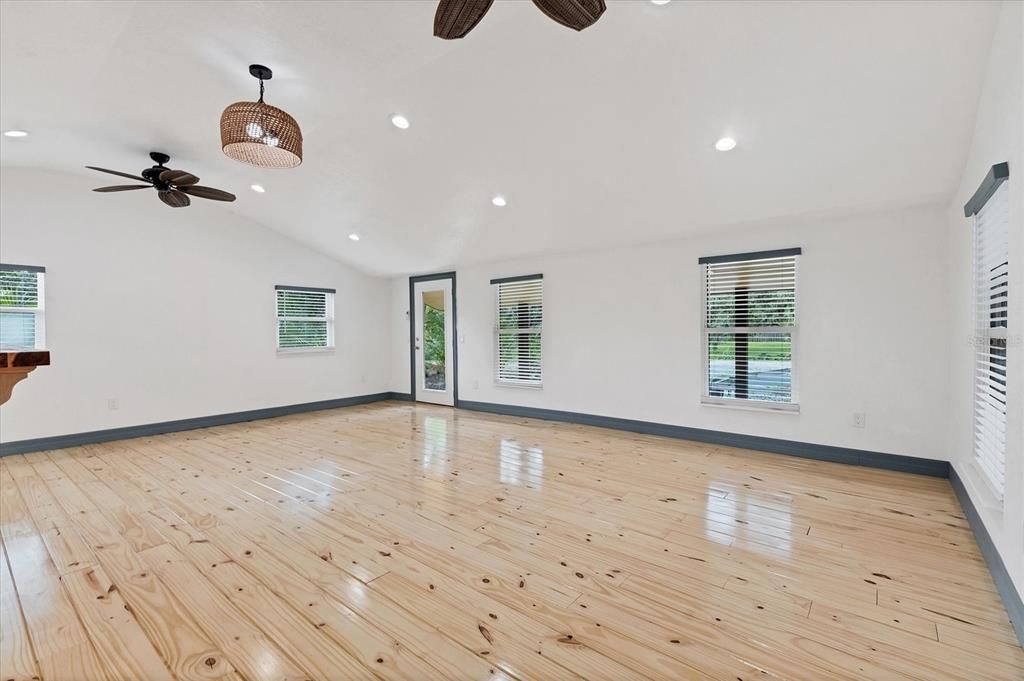 Active With Contract: $950,000 (1 beds, 1 baths, 696 Square Feet)