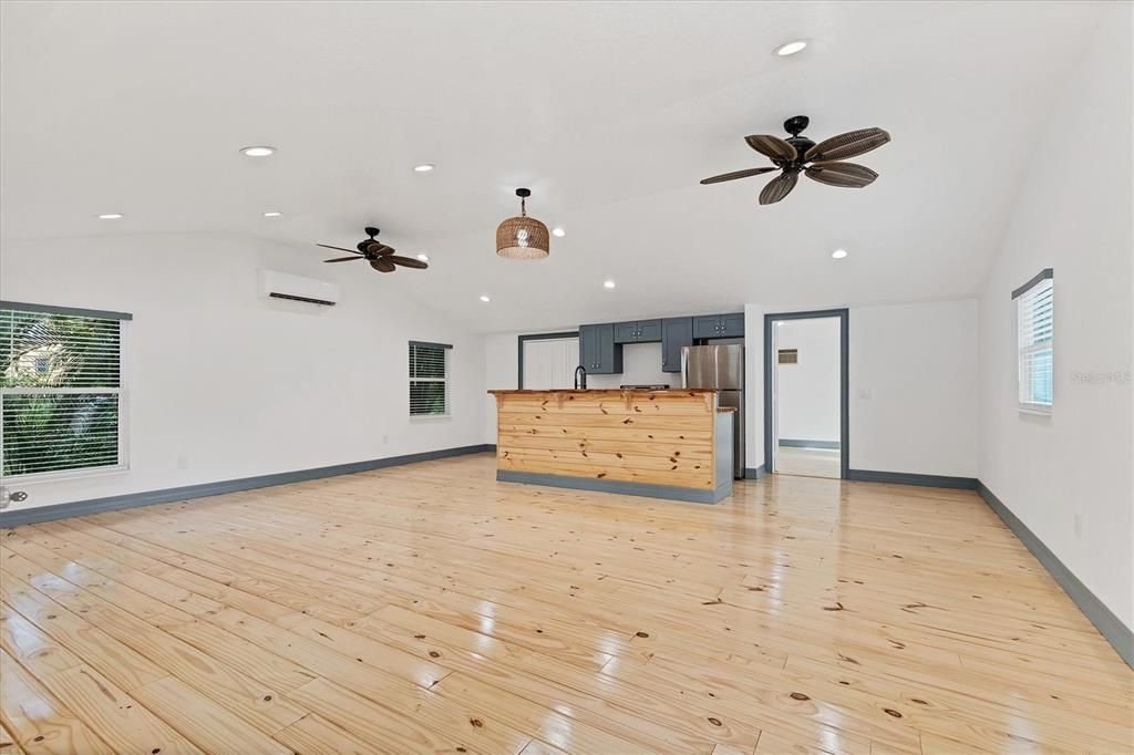 Active With Contract: $950,000 (1 beds, 1 baths, 696 Square Feet)