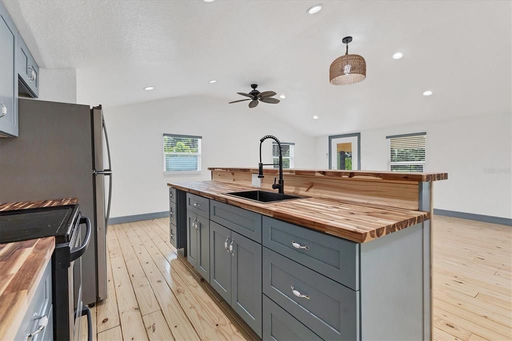 Active With Contract: $950,000 (1 beds, 1 baths, 696 Square Feet)