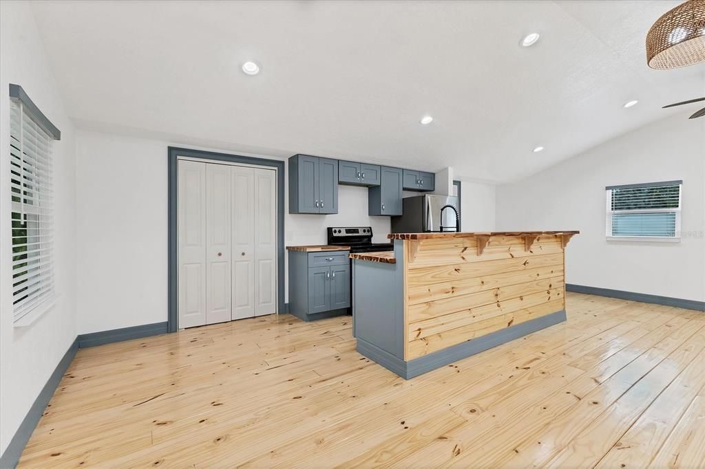 Active With Contract: $950,000 (1 beds, 1 baths, 696 Square Feet)