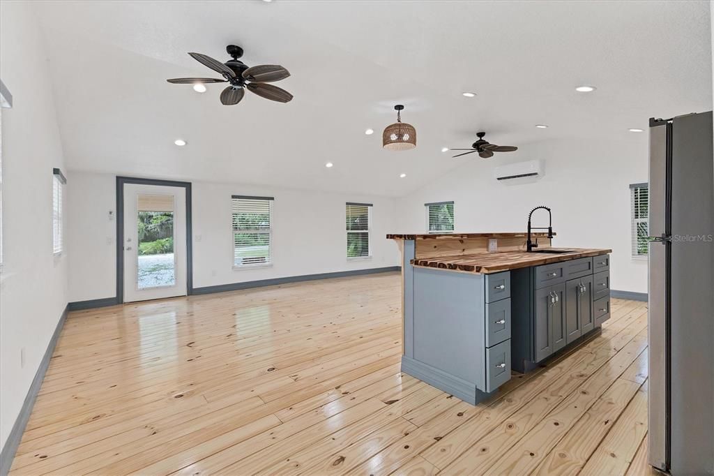 Active With Contract: $950,000 (1 beds, 1 baths, 696 Square Feet)