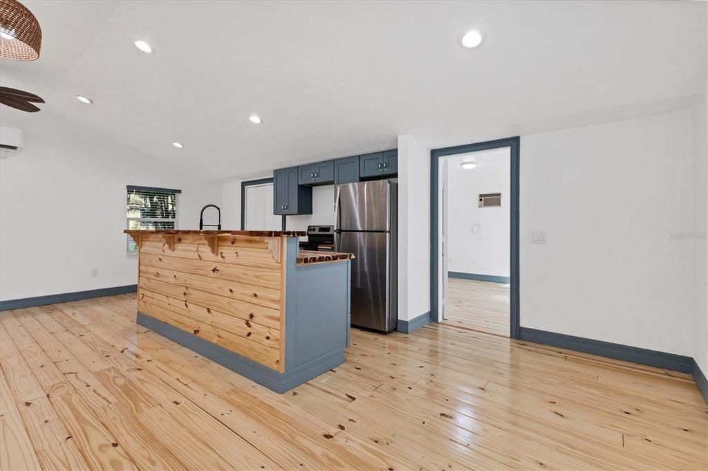 Active With Contract: $950,000 (1 beds, 1 baths, 696 Square Feet)