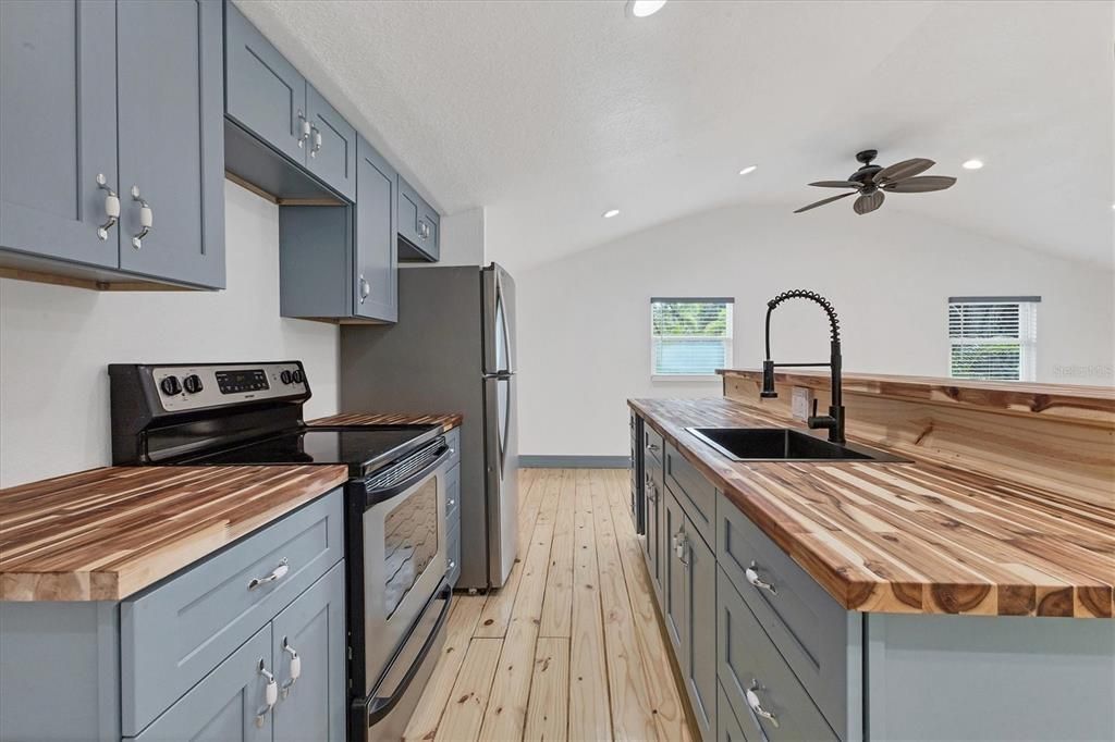 Active With Contract: $950,000 (1 beds, 1 baths, 696 Square Feet)