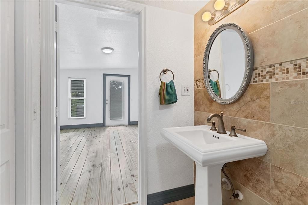 Active With Contract: $950,000 (1 beds, 1 baths, 696 Square Feet)