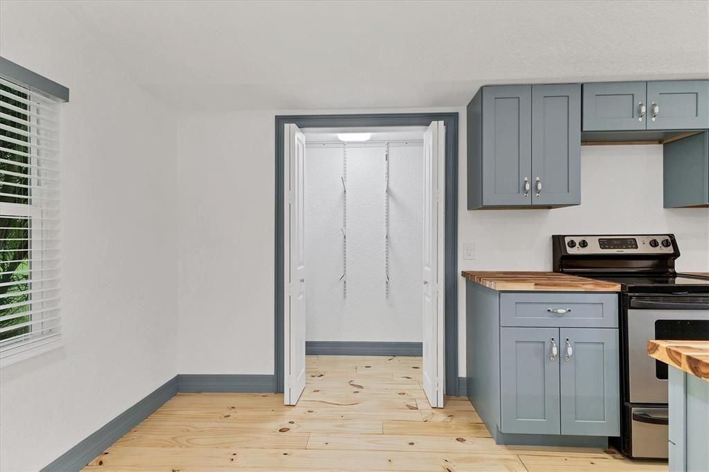 Active With Contract: $950,000 (1 beds, 1 baths, 696 Square Feet)