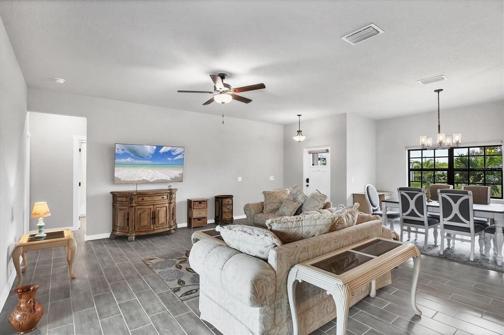 Active With Contract: $320,000 (3 beds, 2 baths, 1688 Square Feet)