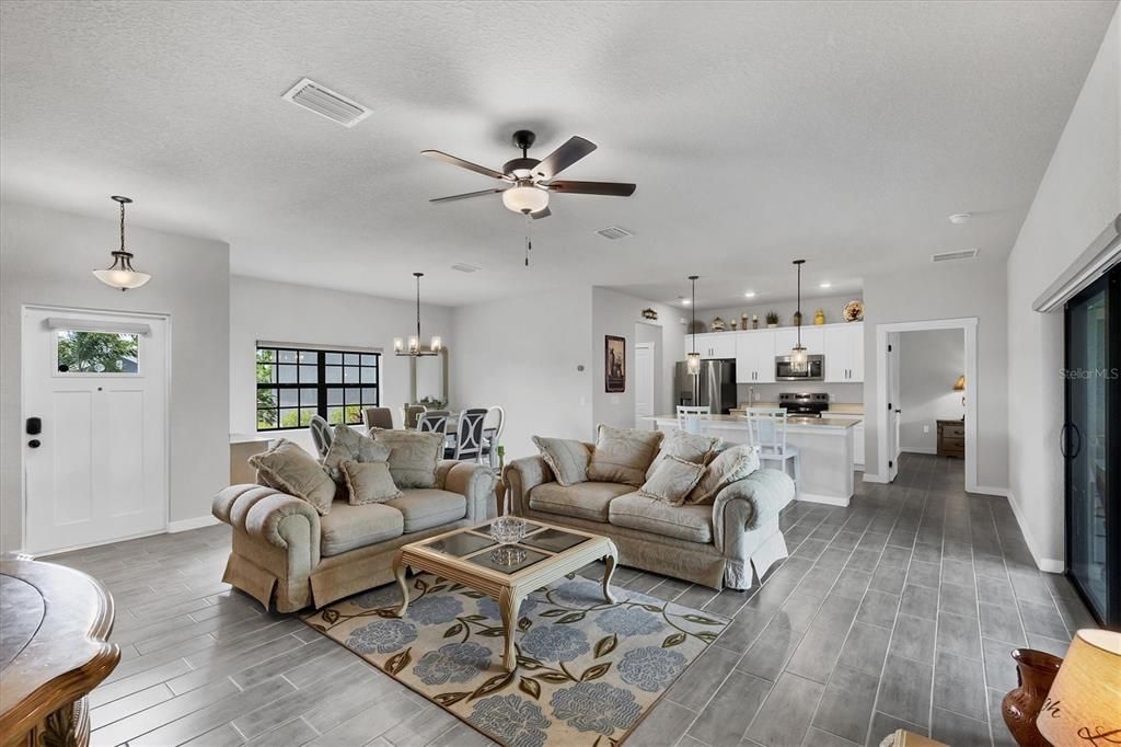 Active With Contract: $320,000 (3 beds, 2 baths, 1688 Square Feet)