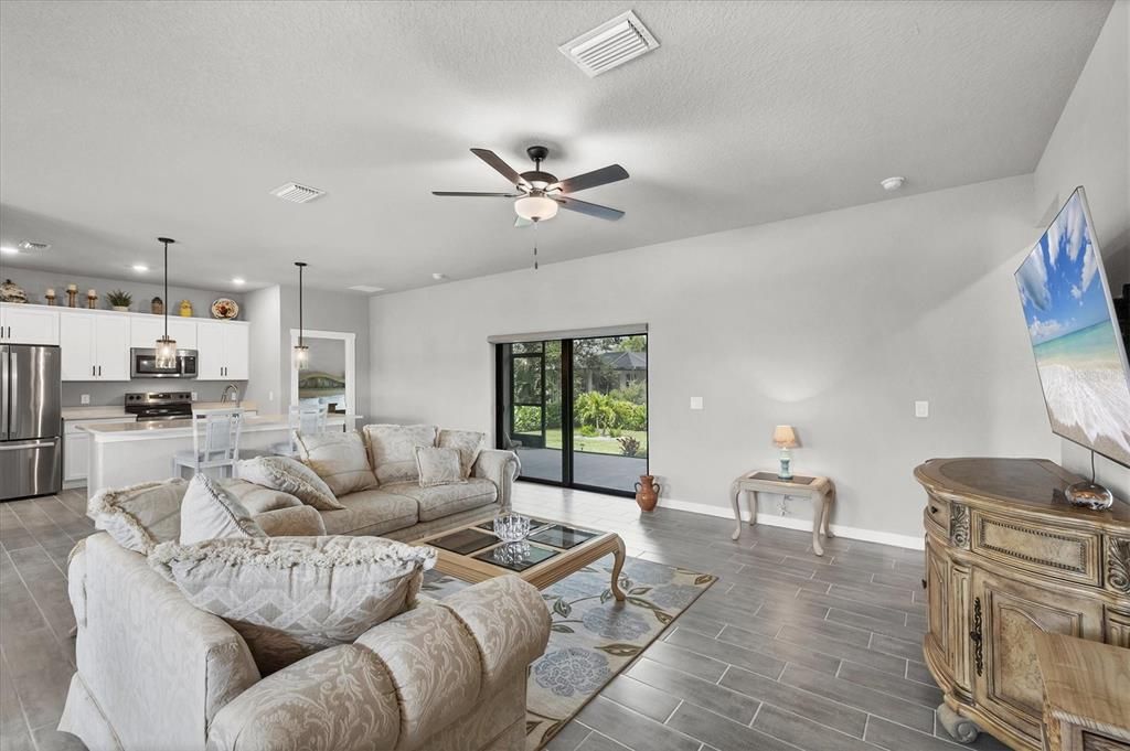 Active With Contract: $320,000 (3 beds, 2 baths, 1688 Square Feet)