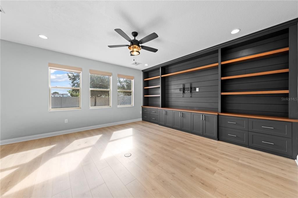 Active With Contract: $484,000 (4 beds, 2 baths, 2486 Square Feet)