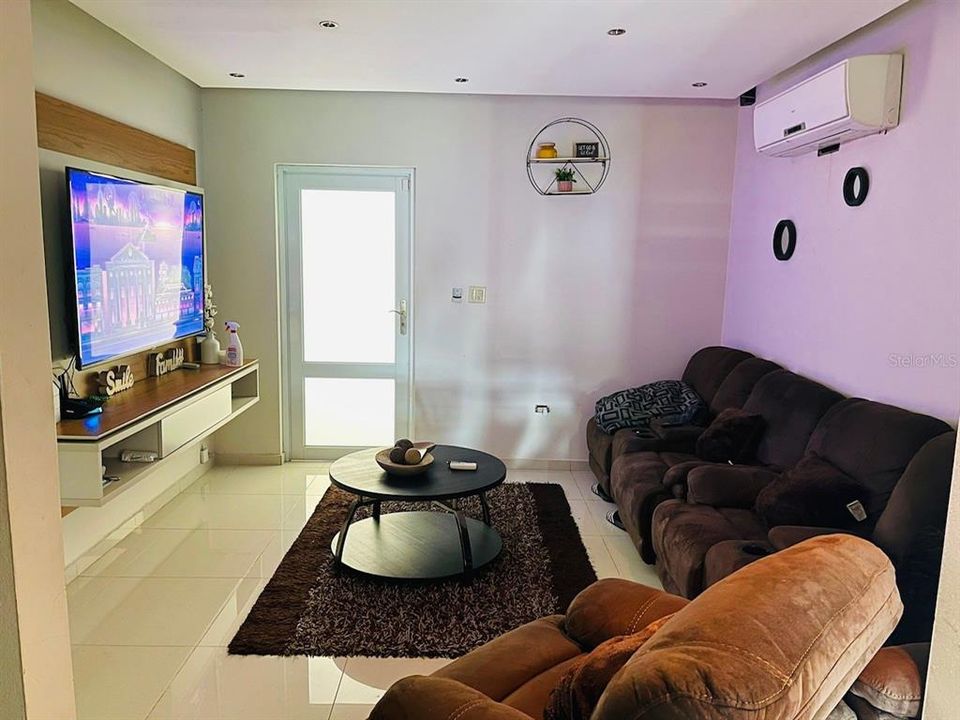 For Sale: $650,000 (5 beds, 3 baths, 3000 Square Feet)