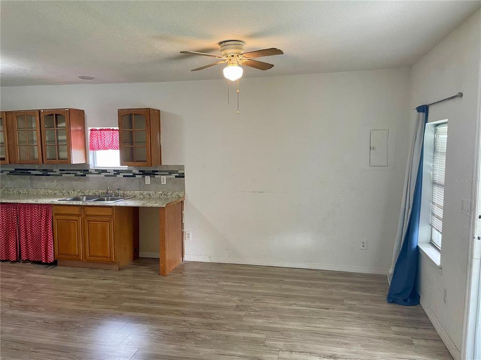 Под контрактом: $115,000 (2 спален, 1 ванн, 784 Квадратных фут)