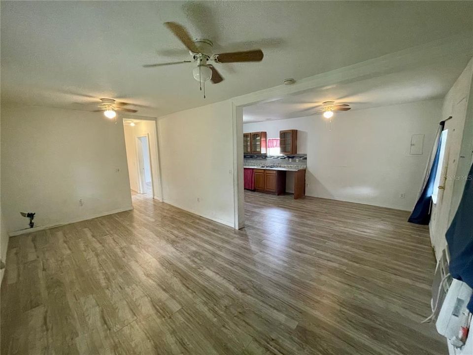 Под контрактом: $115,000 (2 спален, 1 ванн, 784 Квадратных фут)