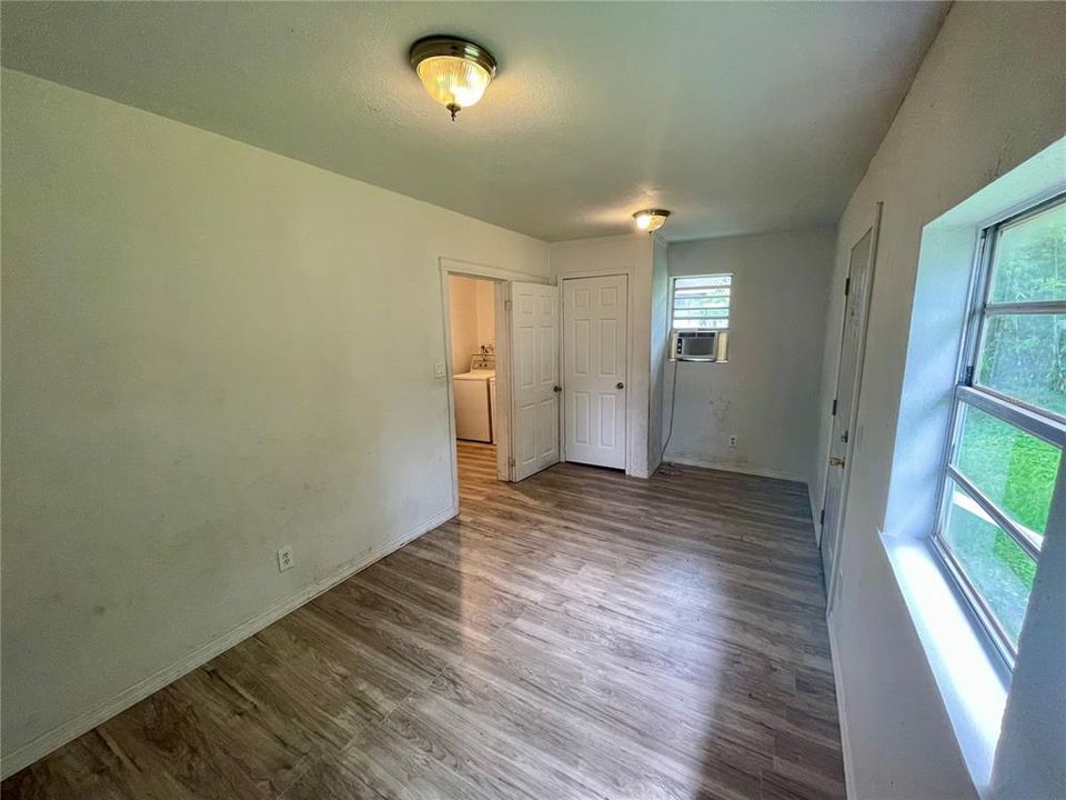 Под контрактом: $115,000 (2 спален, 1 ванн, 784 Квадратных фут)