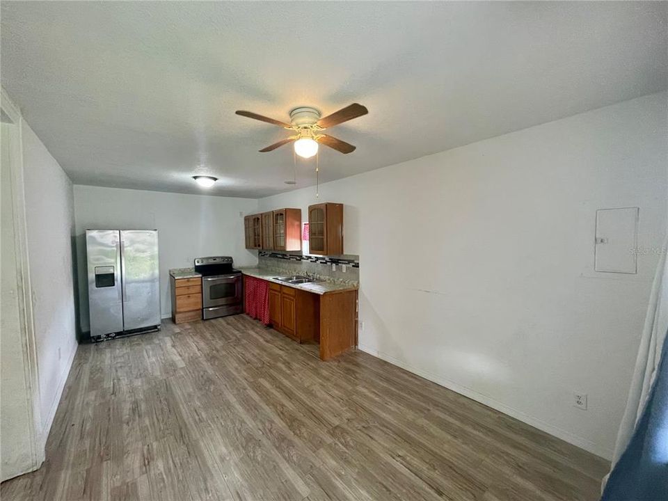 Под контрактом: $115,000 (2 спален, 1 ванн, 784 Квадратных фут)