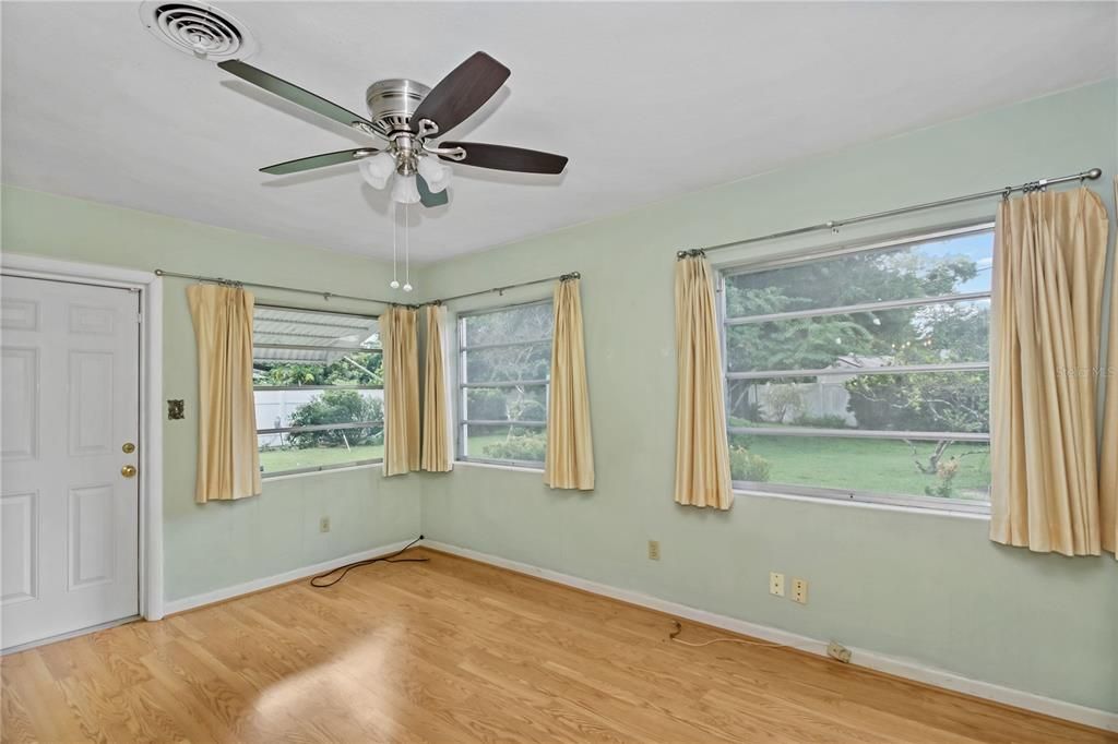 For Sale: $319,900 (3 beds, 2 baths, 1553 Square Feet)