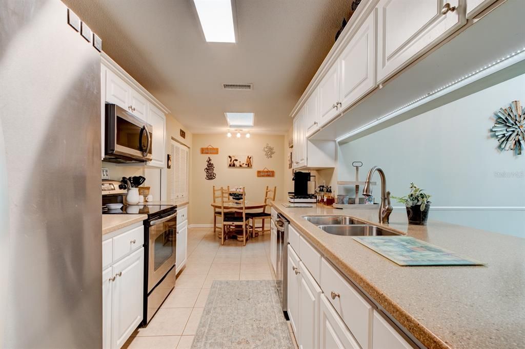 待售: $227,000 (2 贝兹, 2 浴室, 1467 平方英尺)