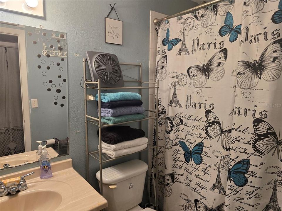 合同活跃: $199,000 (4 贝兹, 2 浴室, 1224 平方英尺)