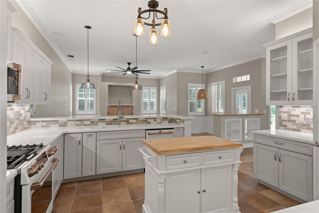 Под контрактом: $799,900 (4 спален, 3 ванн, 2563 Квадратных фут)