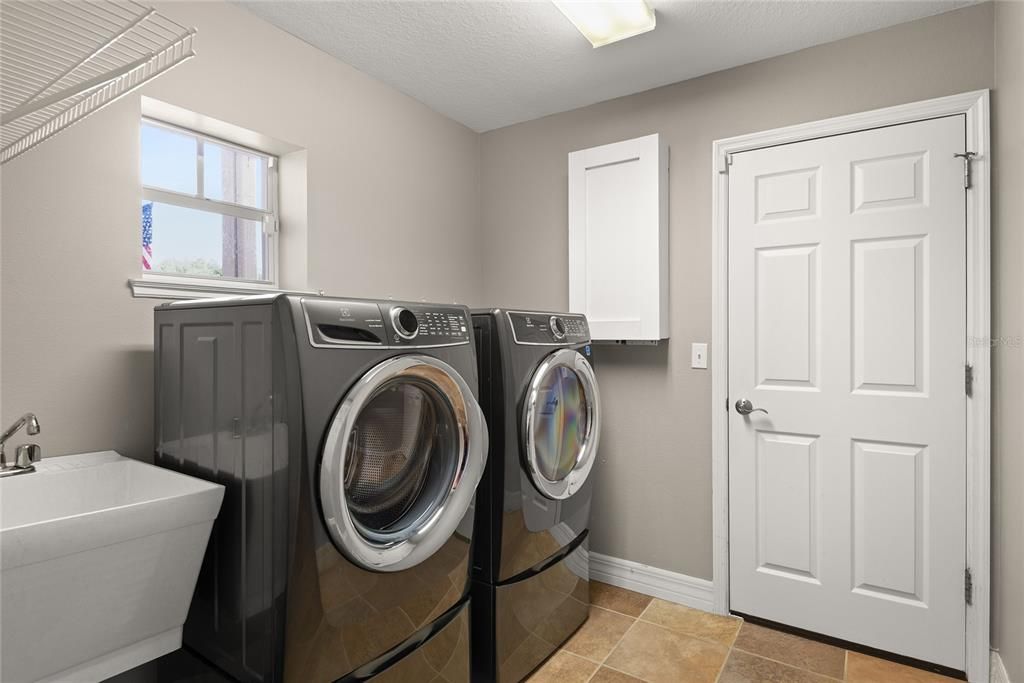 Под контрактом: $799,900 (4 спален, 3 ванн, 2563 Квадратных фут)