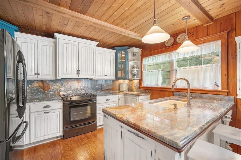 Activo con contrato: $725,000 (3 camas, 1 baños, 1540 Pies cuadrados)