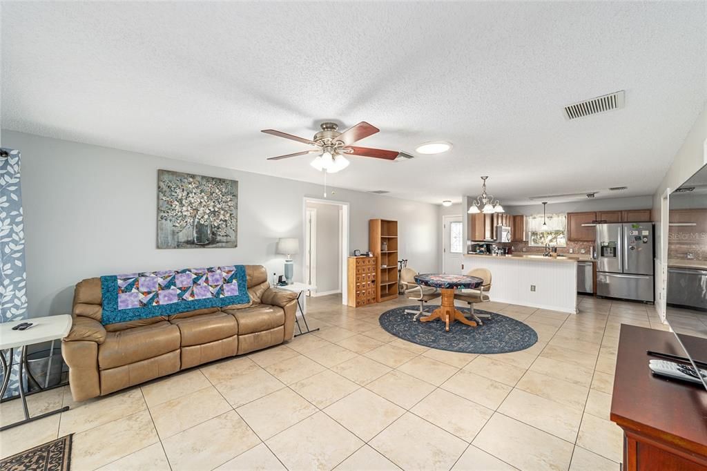 Под контрактом: $260,000 (3 спален, 2 ванн, 1240 Квадратных фут)