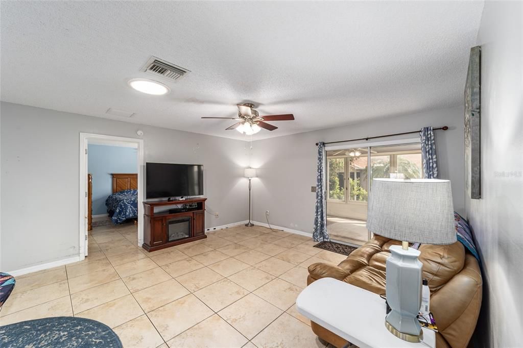 Под контрактом: $260,000 (3 спален, 2 ванн, 1240 Квадратных фут)