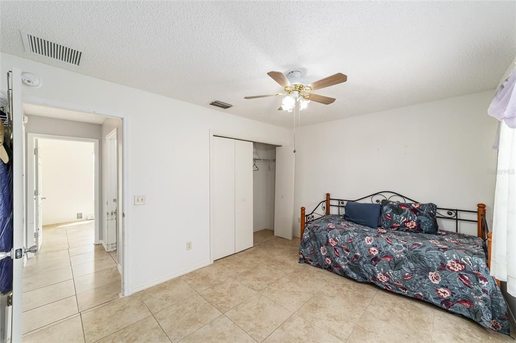 Под контрактом: $260,000 (3 спален, 2 ванн, 1240 Квадратных фут)