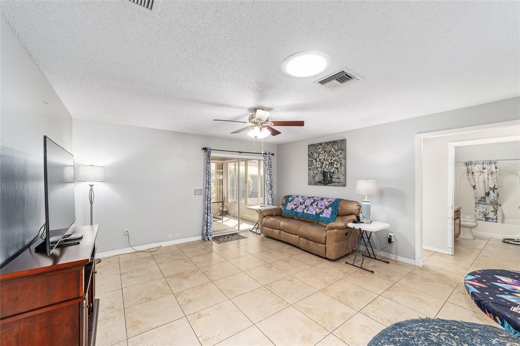 Под контрактом: $260,000 (3 спален, 2 ванн, 1240 Квадратных фут)