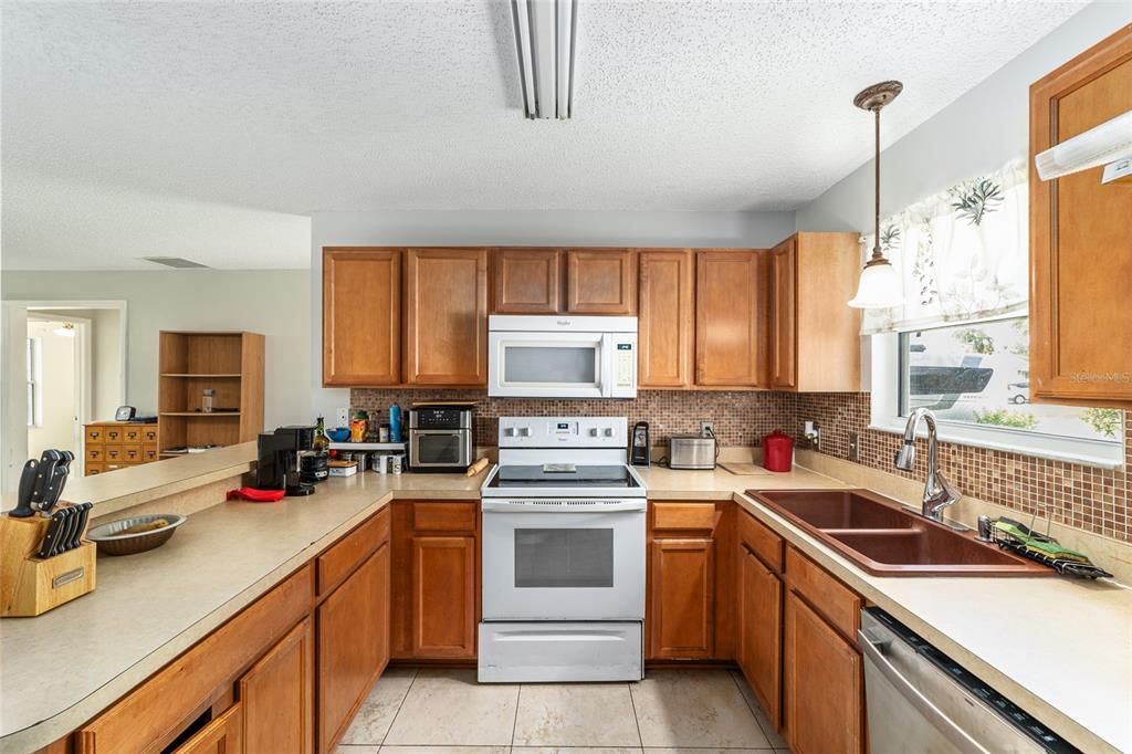 Под контрактом: $260,000 (3 спален, 2 ванн, 1240 Квадратных фут)