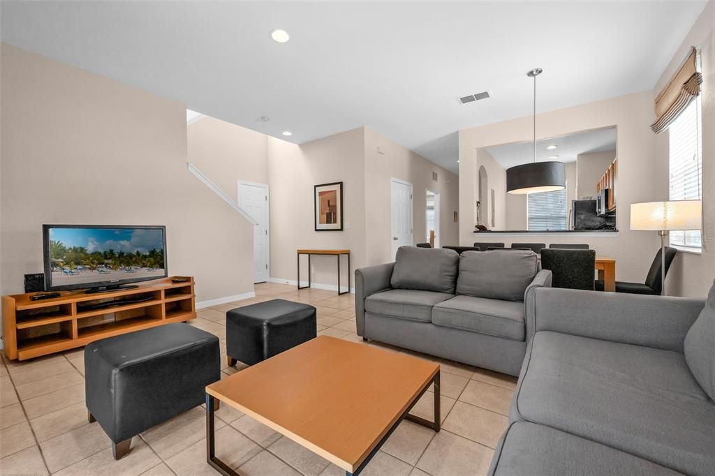 合同活跃: $350,000 (4 贝兹, 3 浴室, 1852 平方英尺)