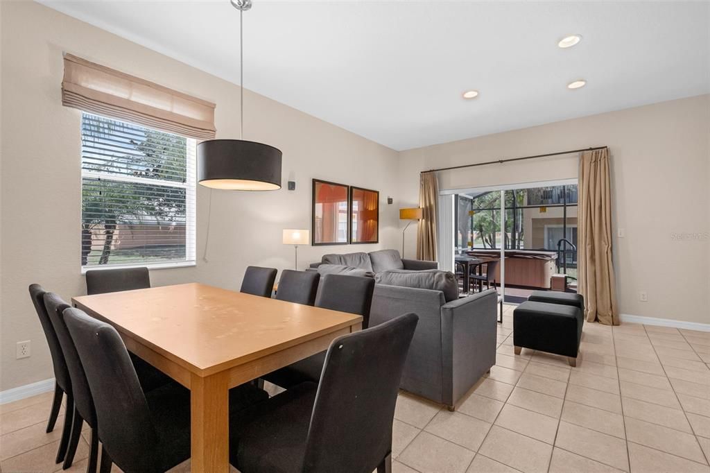 合同活跃: $350,000 (4 贝兹, 3 浴室, 1852 平方英尺)