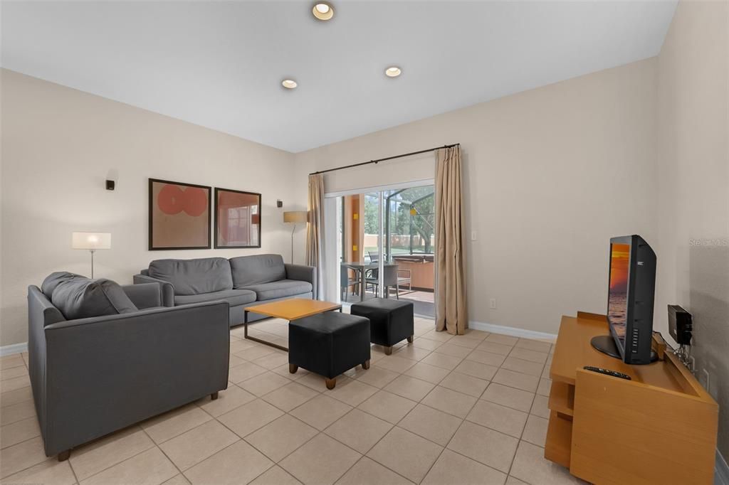 合同活跃: $350,000 (4 贝兹, 3 浴室, 1852 平方英尺)