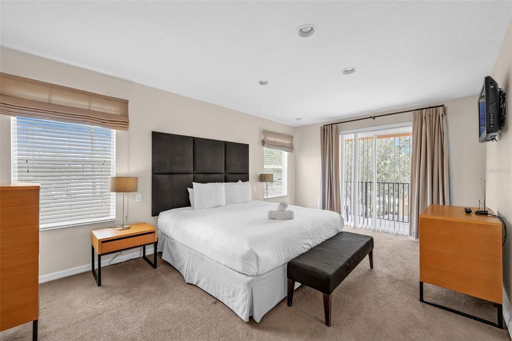 合同活跃: $350,000 (4 贝兹, 3 浴室, 1852 平方英尺)