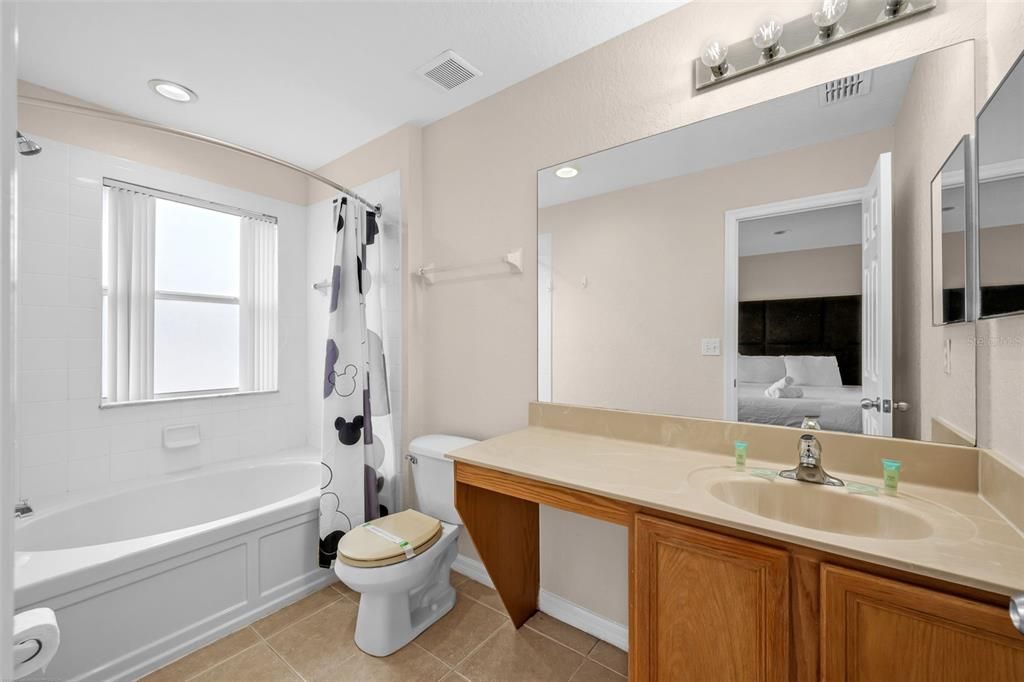 合同活跃: $350,000 (4 贝兹, 3 浴室, 1852 平方英尺)