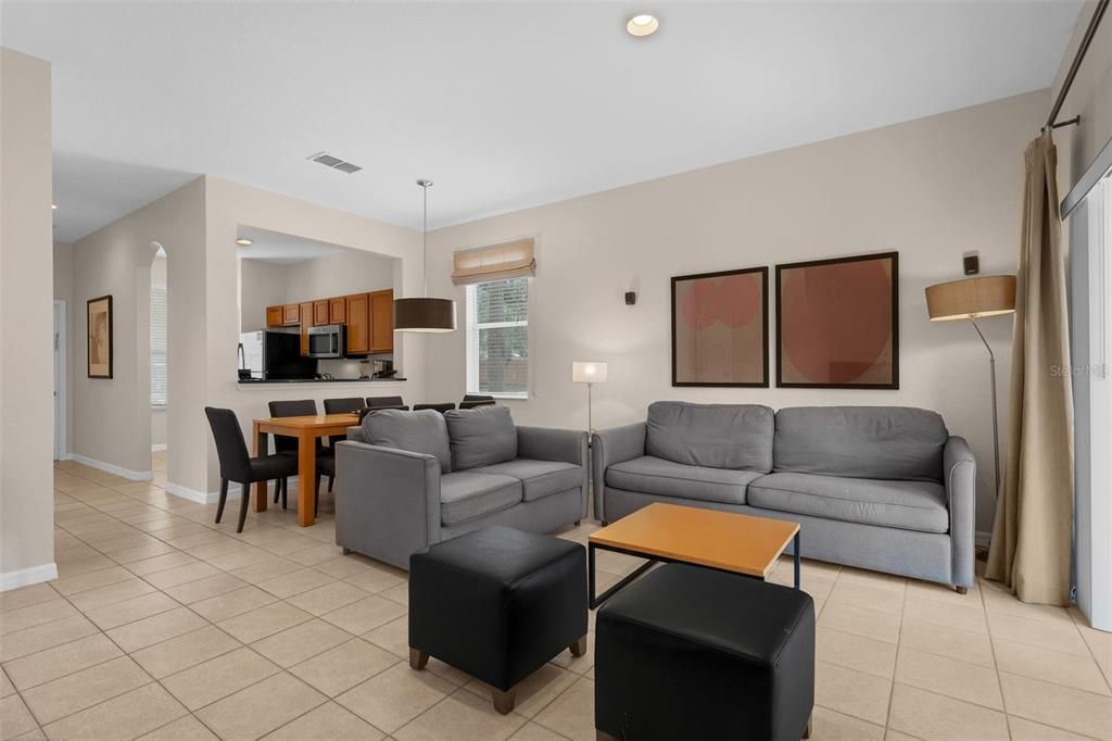 合同活跃: $350,000 (4 贝兹, 3 浴室, 1852 平方英尺)