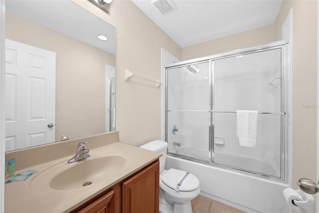 合同活跃: $350,000 (4 贝兹, 3 浴室, 1852 平方英尺)