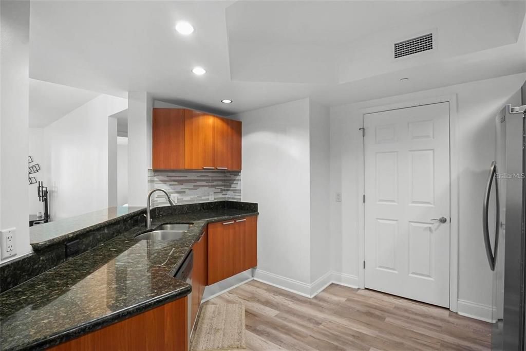 На продажу: $332,000 (2 спален, 2 ванн, 1670 Квадратных фут)