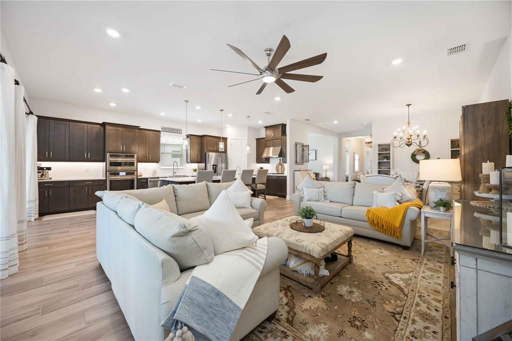 Под контрактом: $649,000 (3 спален, 3 ванн, 2410 Квадратных фут)