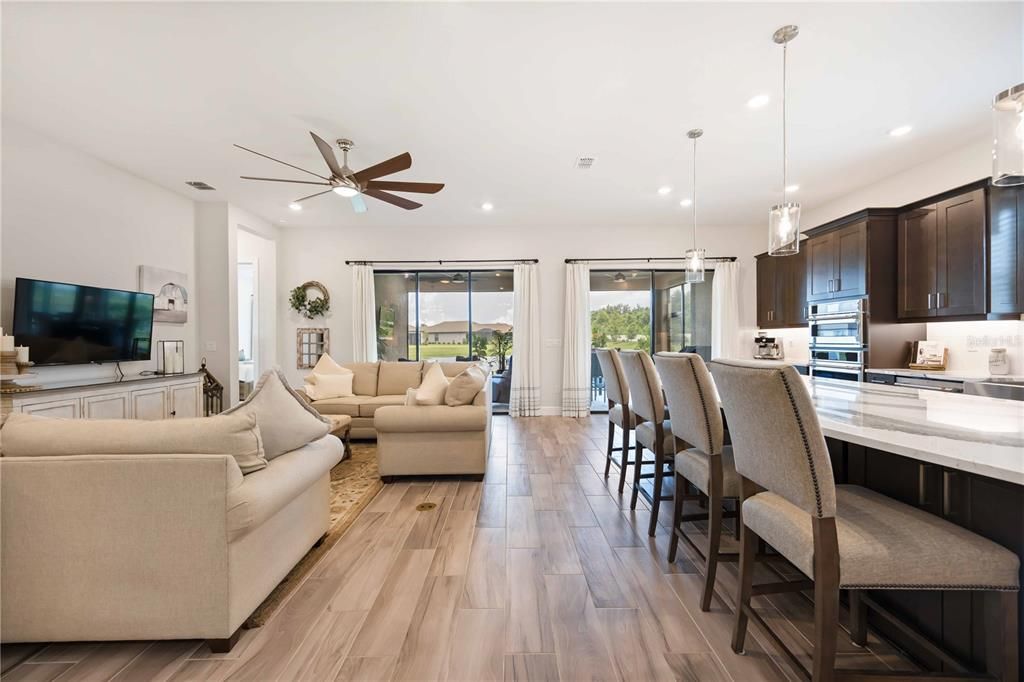 Под контрактом: $649,000 (3 спален, 3 ванн, 2410 Квадратных фут)