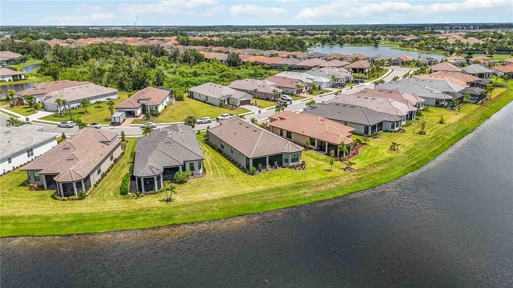 Под контрактом: $649,000 (3 спален, 3 ванн, 2410 Квадратных фут)