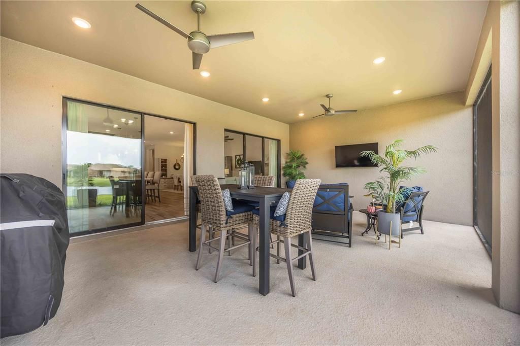 Под контрактом: $649,000 (3 спален, 3 ванн, 2410 Квадратных фут)